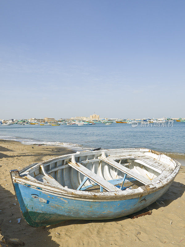 埃及的亚历山大港，海湾边的小船