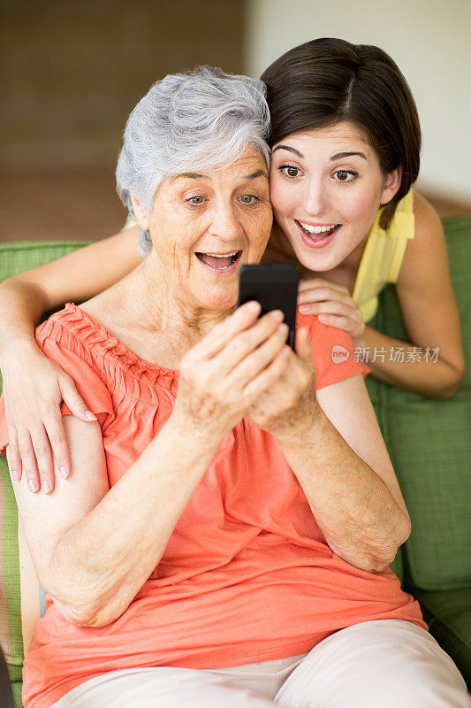 祖母和孙女都很惊讶