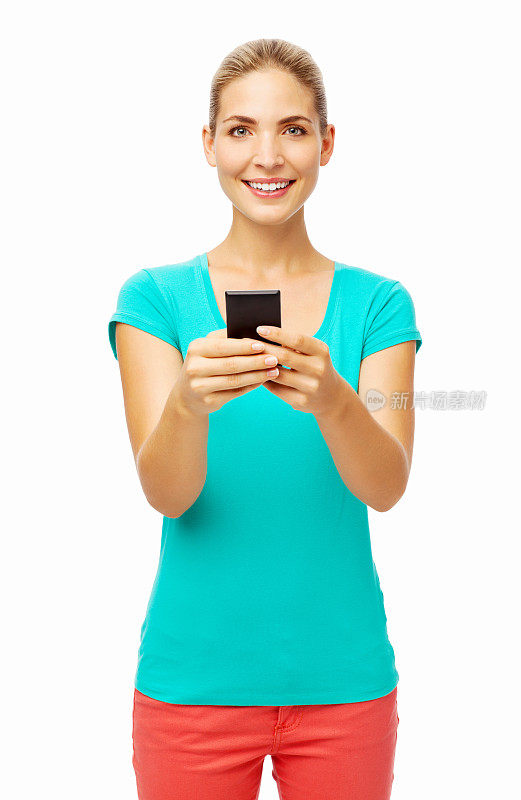 自信的女人在智能手机上发短信