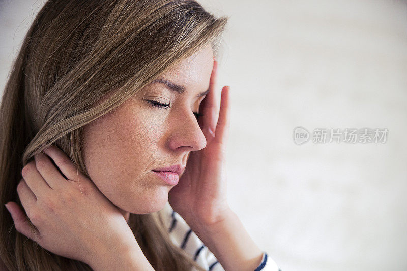 家里有头痛的成年妇女