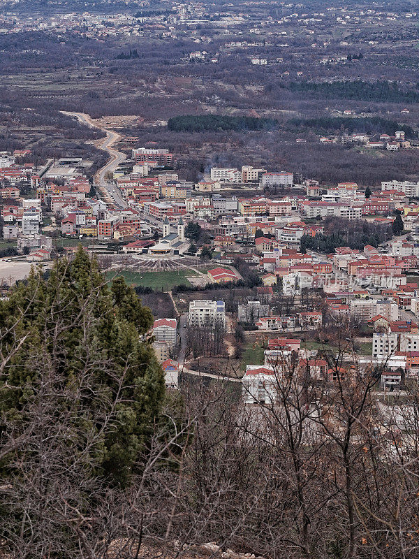 风景优美的俯瞰，Medjugorje，波斯尼亚-黑塞哥维那，从十字山神圣的宗教朝圣