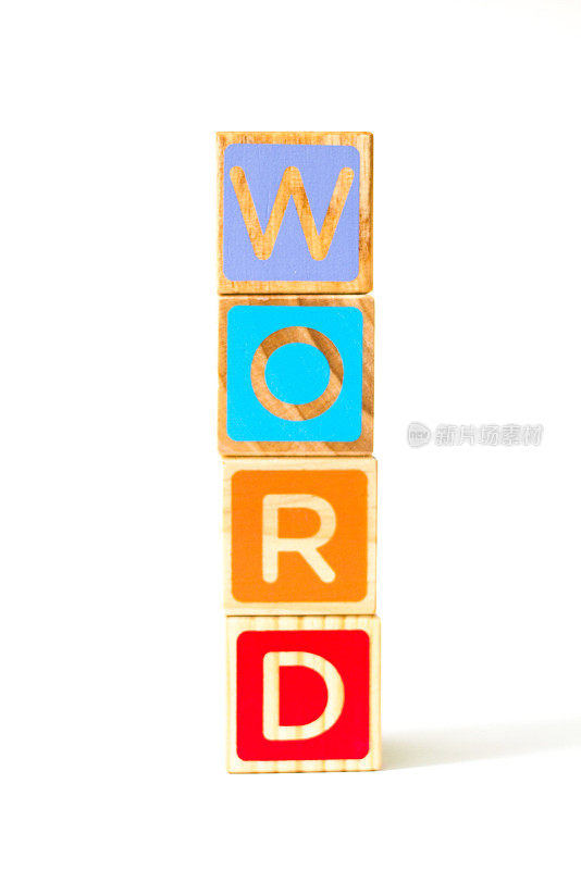 彩色玩具积木拼出“W-O-R-D”