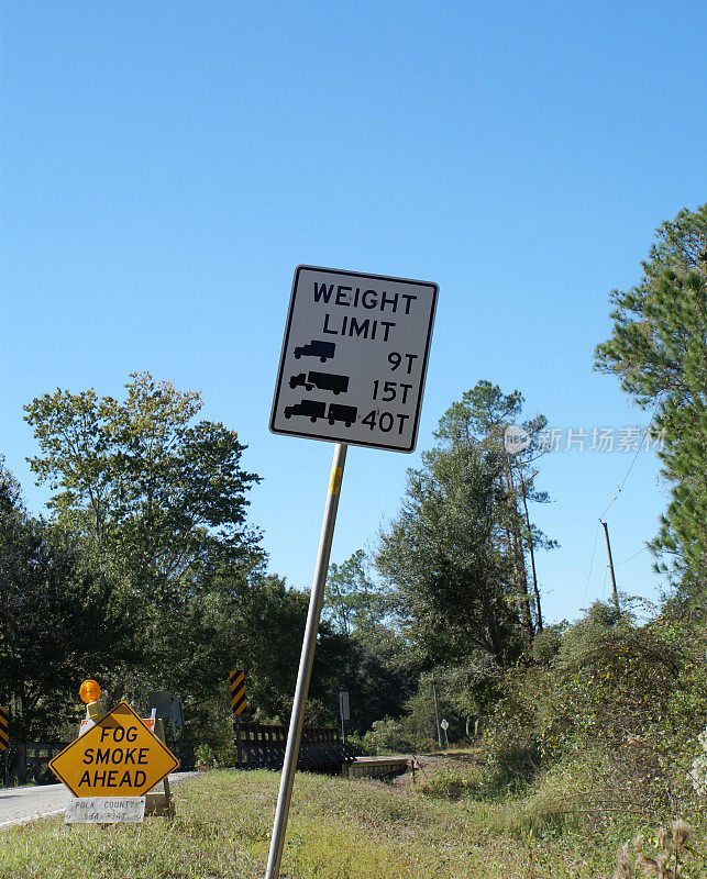 弯曲的重量限制标志在农村道路上