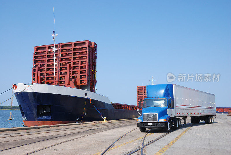 海运港口码头的拖拉机拖车