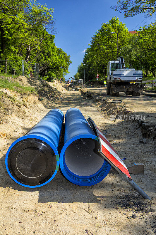 道路建设中的蓝色排水管