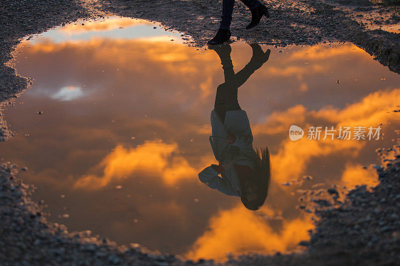 女人在水坑里倒映