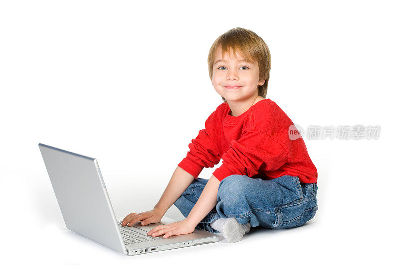 小男孩在用笔记本电脑工作