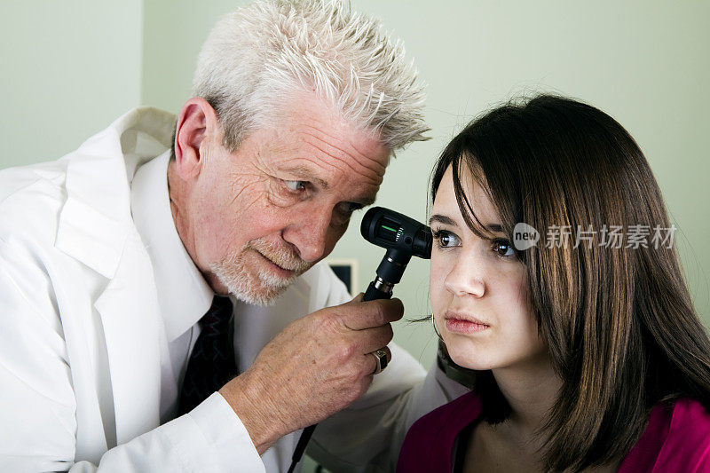 医生使用耳镜