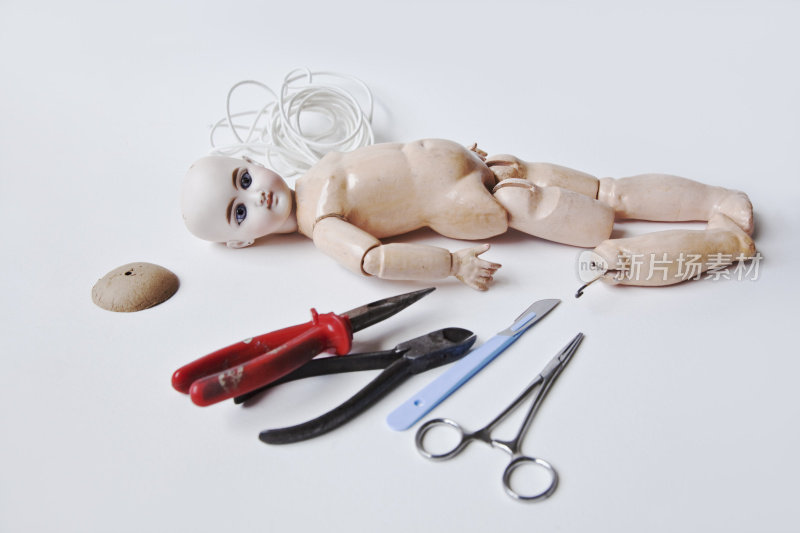 仿古德国浓陶娃娃，用合成体进行修补。
