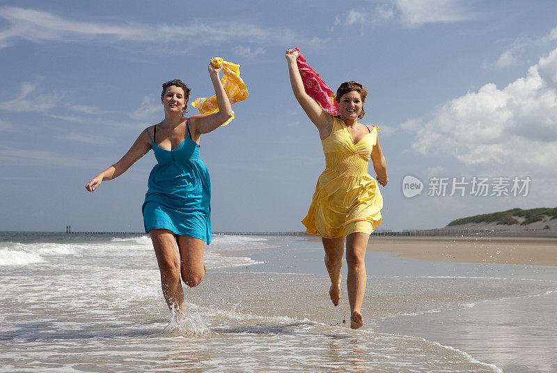 两个年轻女人在荷兰的海滩上玩得很开心。