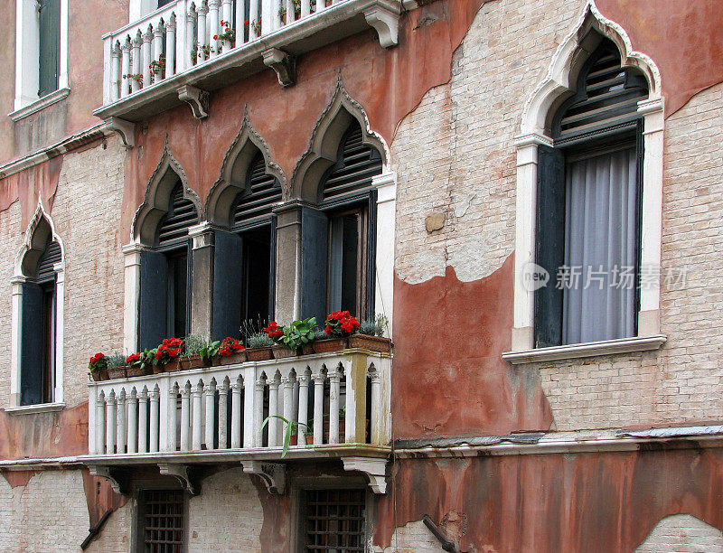 意大利威尼斯典型的后街建筑，显示出腐朽