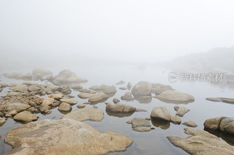 迷雾湖与花岗岩巨石