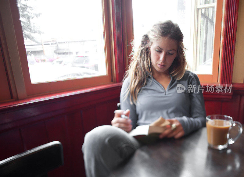 一个在咖啡店学习的女大学生