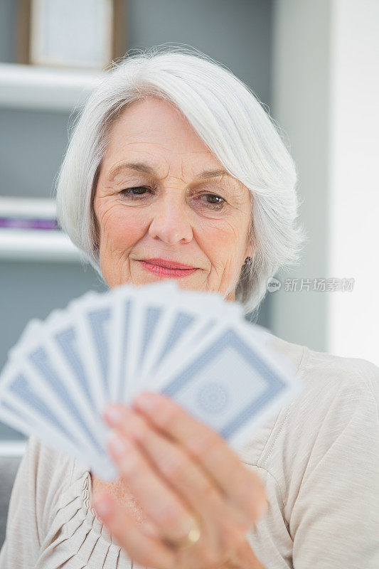 退休妇女玩牌