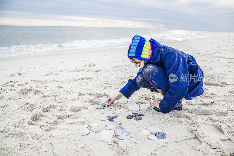 一个少女在琼斯海滩收集贝壳