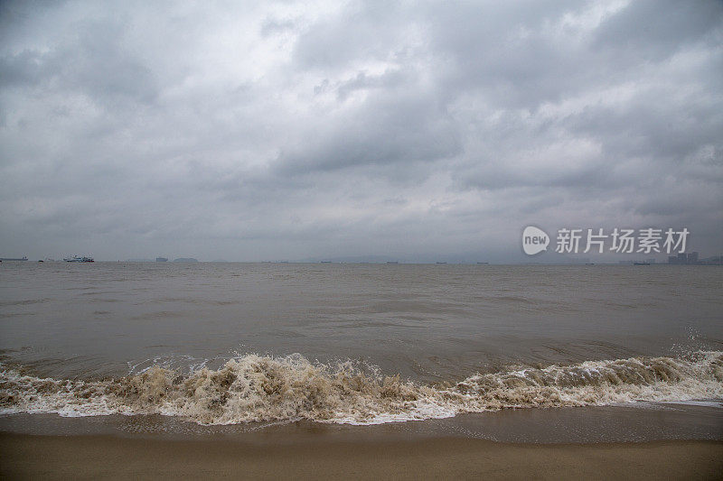 阴天下海浪在海滩上冲浪