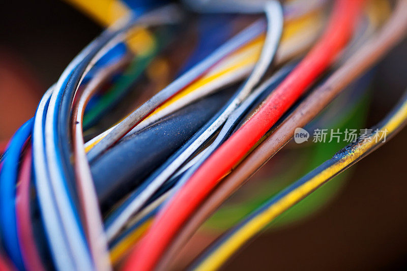 宏照片的许多五颜六色的电缆