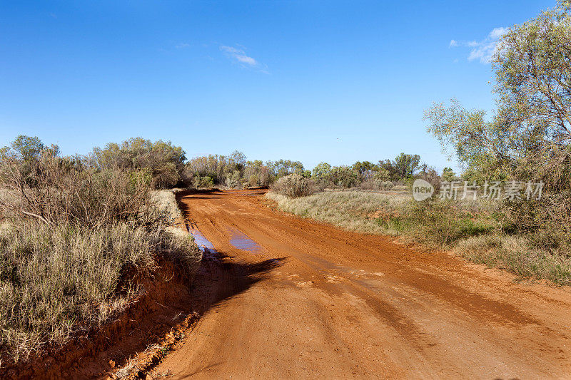 澳大利亚南部内陆泥泞的道路
