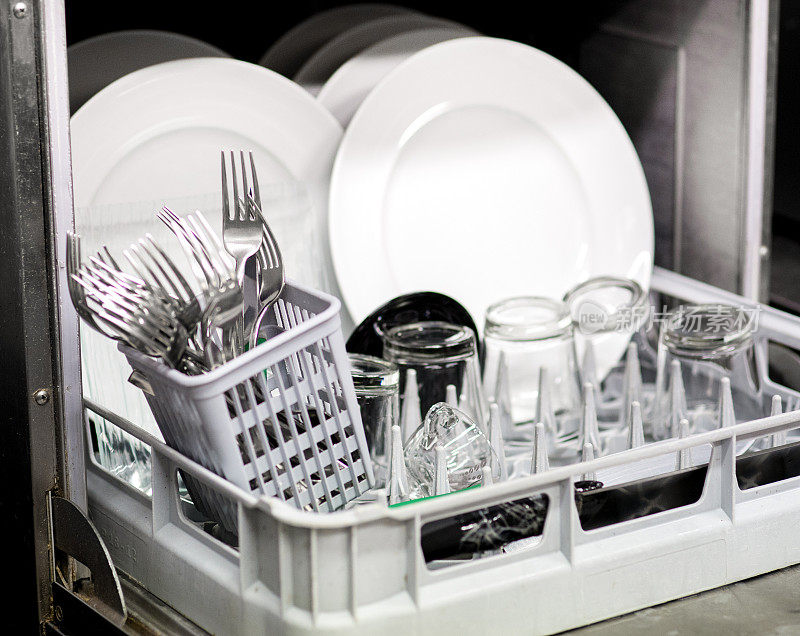 用洗碗机清洗盘子、玻璃杯和餐具