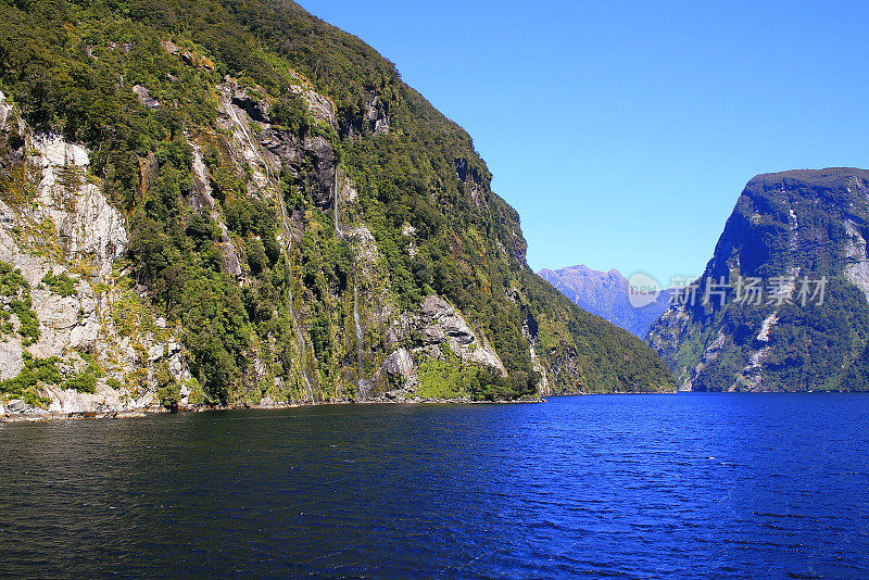 瀑布和雄伟的疑声峡湾，田园诗般的峡湾景观，新西兰南部全景