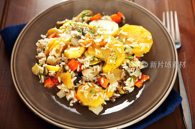 土豆配米饭和蔬菜