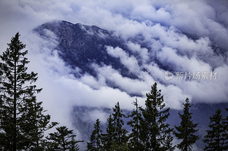 云中阿尔卑斯山山脉的全景