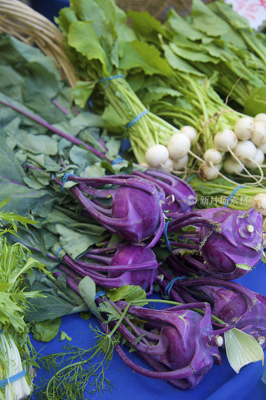 农贸市场上的紫色大头菜和白色萝卜