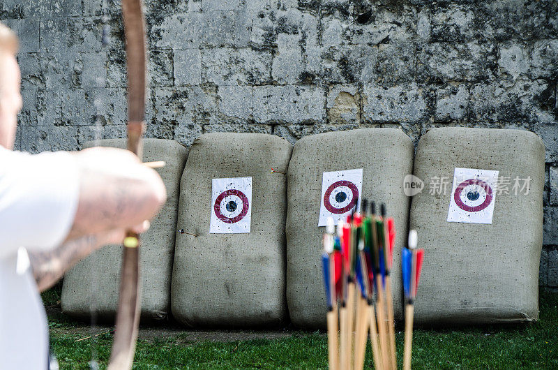 在布达佩斯城堡，一名男子用弓瞄准箭命中目标
