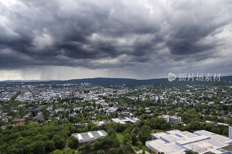 即将到来的雷暴——威斯巴登市上空的景象