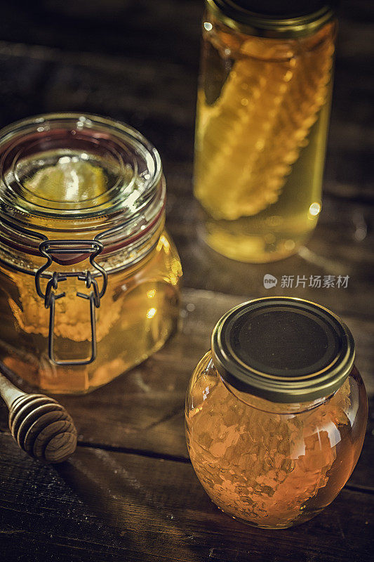 罐子里的蜂蜜和蜂窝