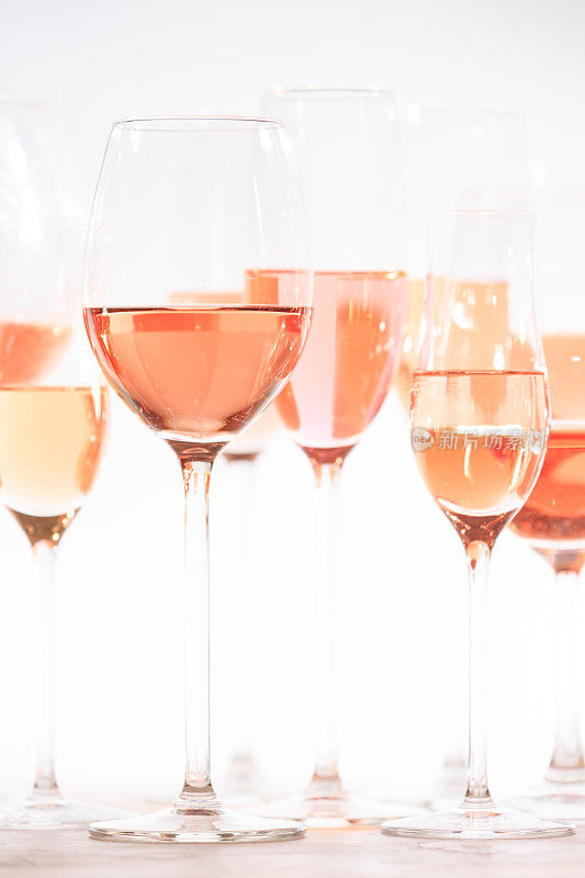 在品酒会上喝很多杯玫瑰葡萄酒。玫瑰葡萄酒的概念和品种