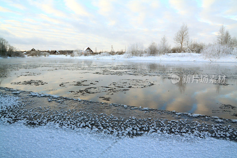 春天，乡村里的河面上浮冰