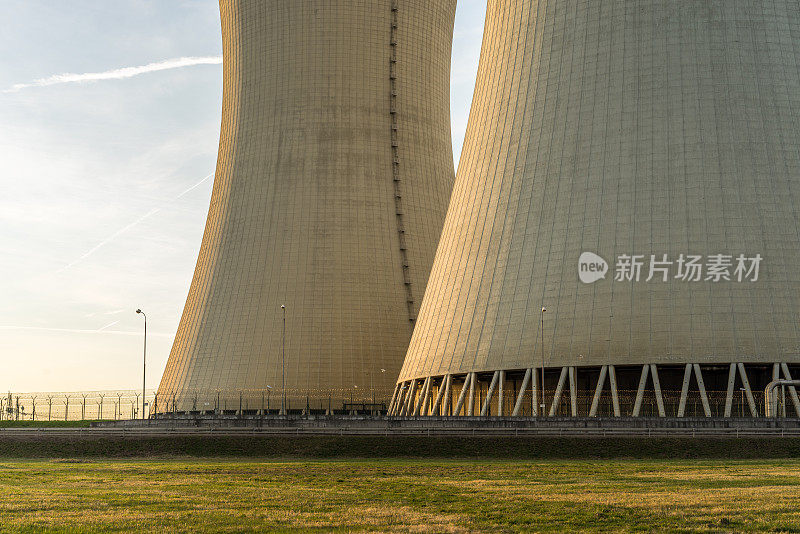 核电站的细节。冷却水塔。