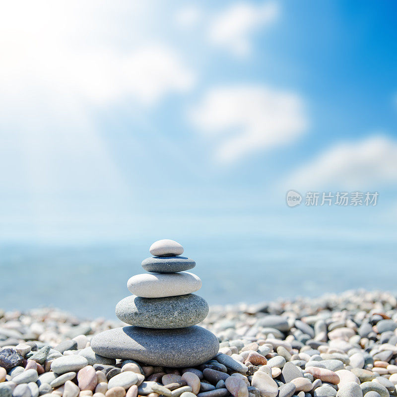 阳光下沙滩上的禅宗石