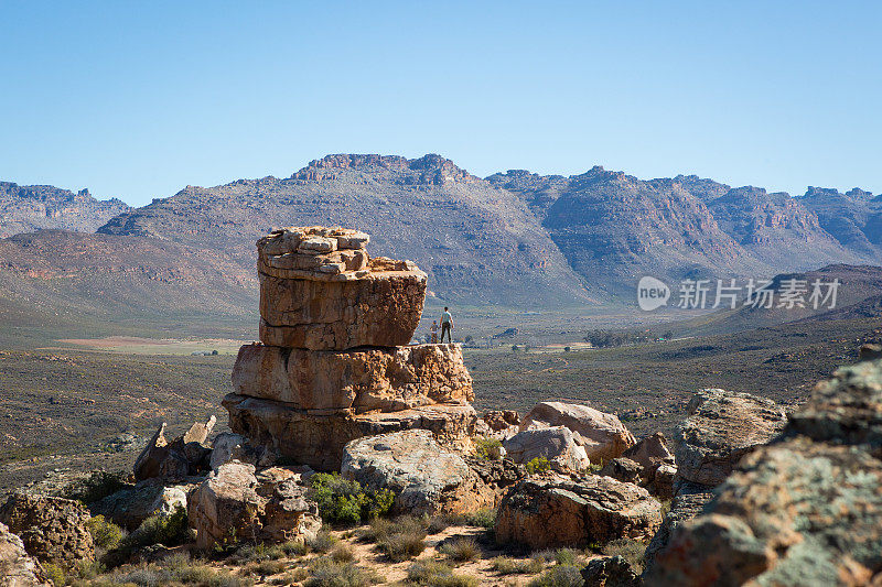 人站在岩石上欣赏风景