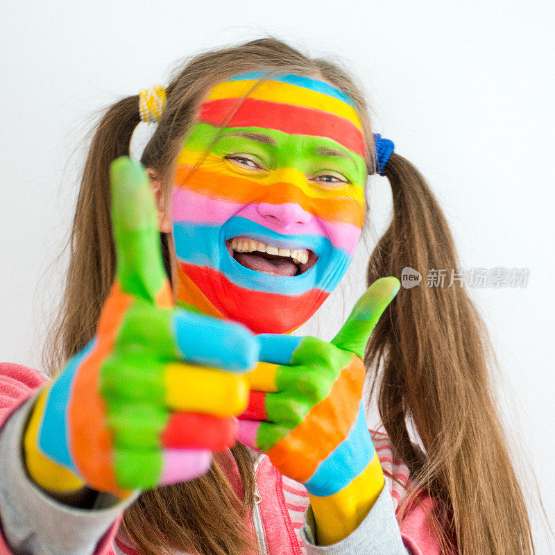 年轻女子用彩虹色的艺术化妆