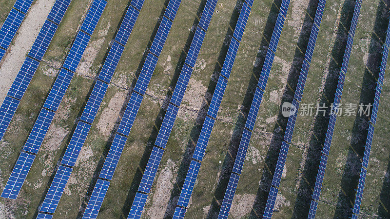 鸟瞰图的领域的太阳能电池板