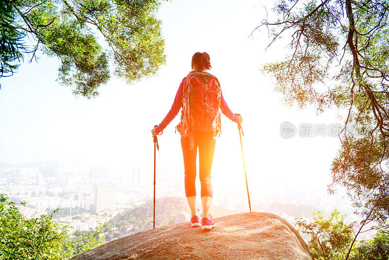 女背包客在山顶岩石