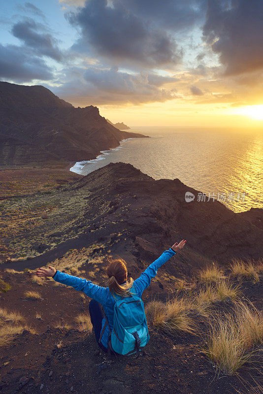 欣赏风景的徒步旅行者