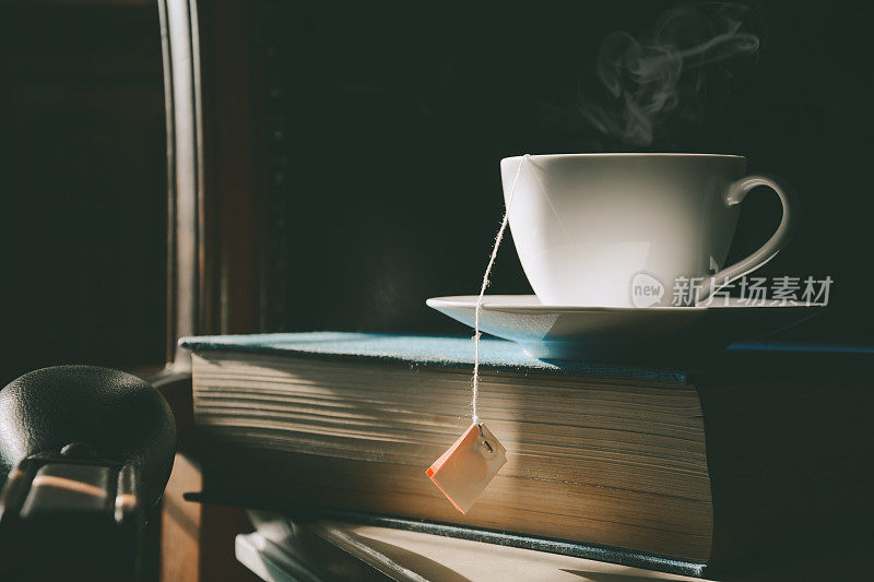 书和茶在书桌上与书房