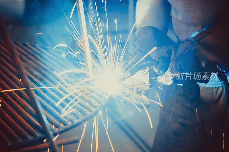 焊接工作。在工厂安装技术钢工业钢焊机。工匠。