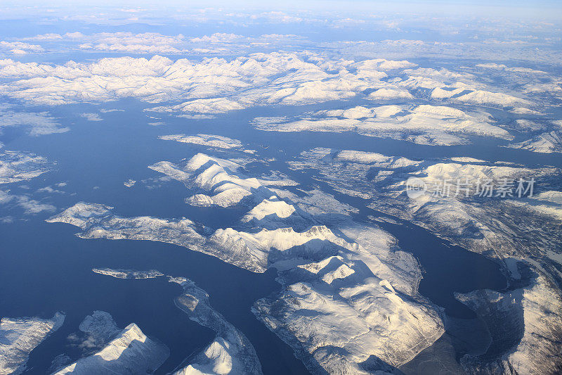 挪威北部冰雪覆盖山脉的鸟瞰图