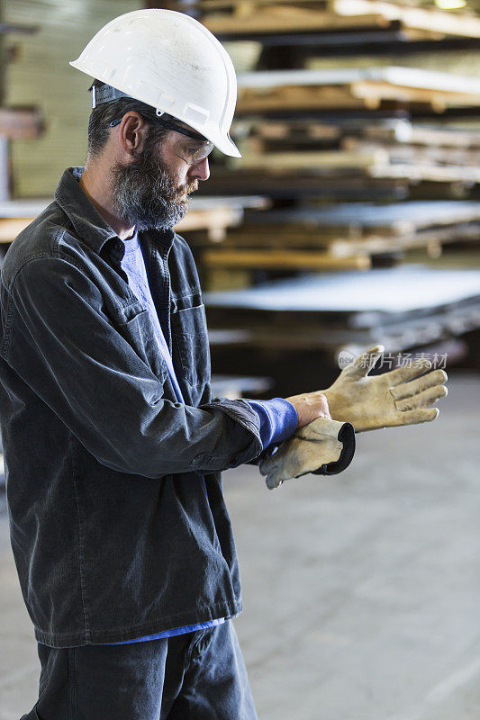 工厂里的工人戴着手套