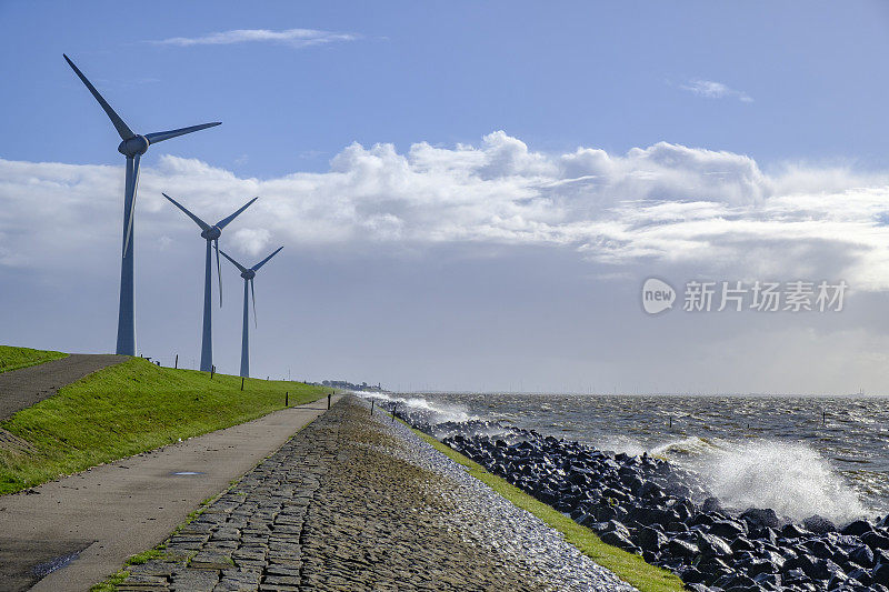 风暴中陆地和近海的风力涡轮机
