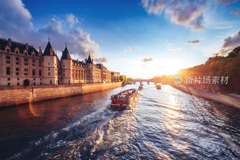 戏剧性的日落在巴黎塞纳河，法国，贡赛杰里和游船。