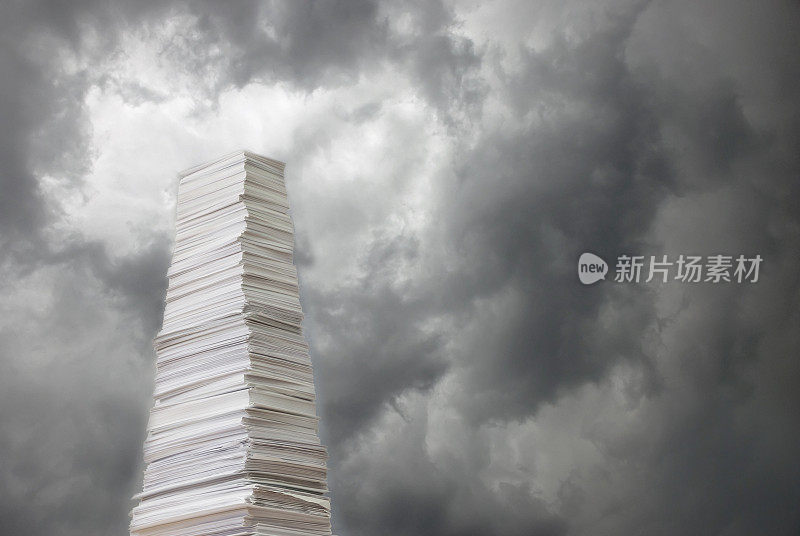 一堆纸，映衬着暴风雨的天空
