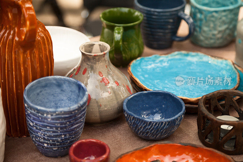 陶器店有很多手工制作的餐具——陶瓷杯、盘子