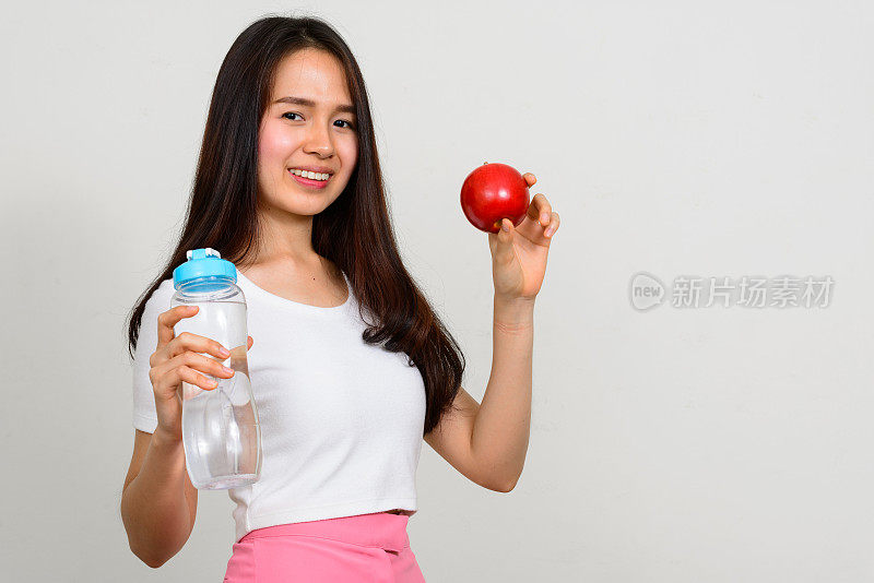 年轻美丽的亚洲女人长直发对抗白色的背景