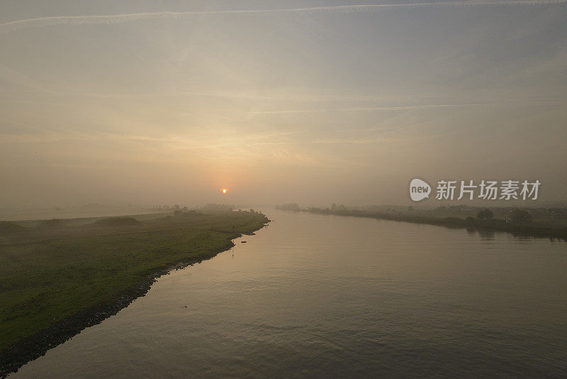 在一个美丽的秋天早晨，日出在IJssel河