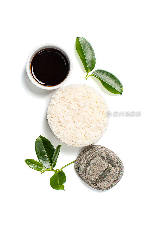 米饭和天然酱油在白色的背景。